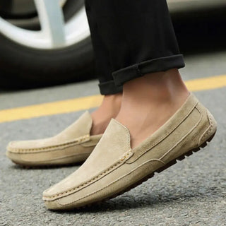 Mocassins beiges en cuir suédé souple pour homme